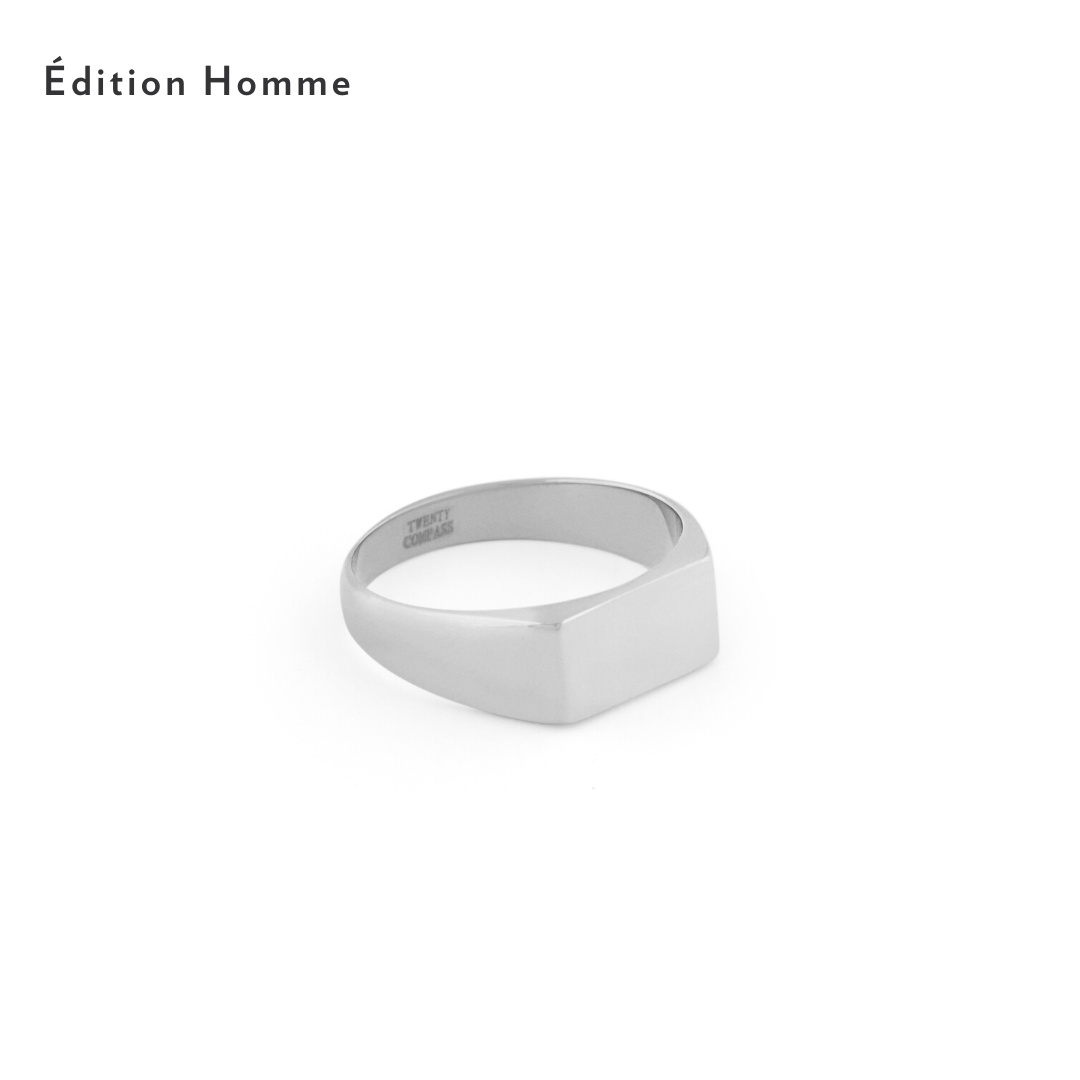 A silver square signet ring on a white background, with the brand name & Bague Mayfair - Argent