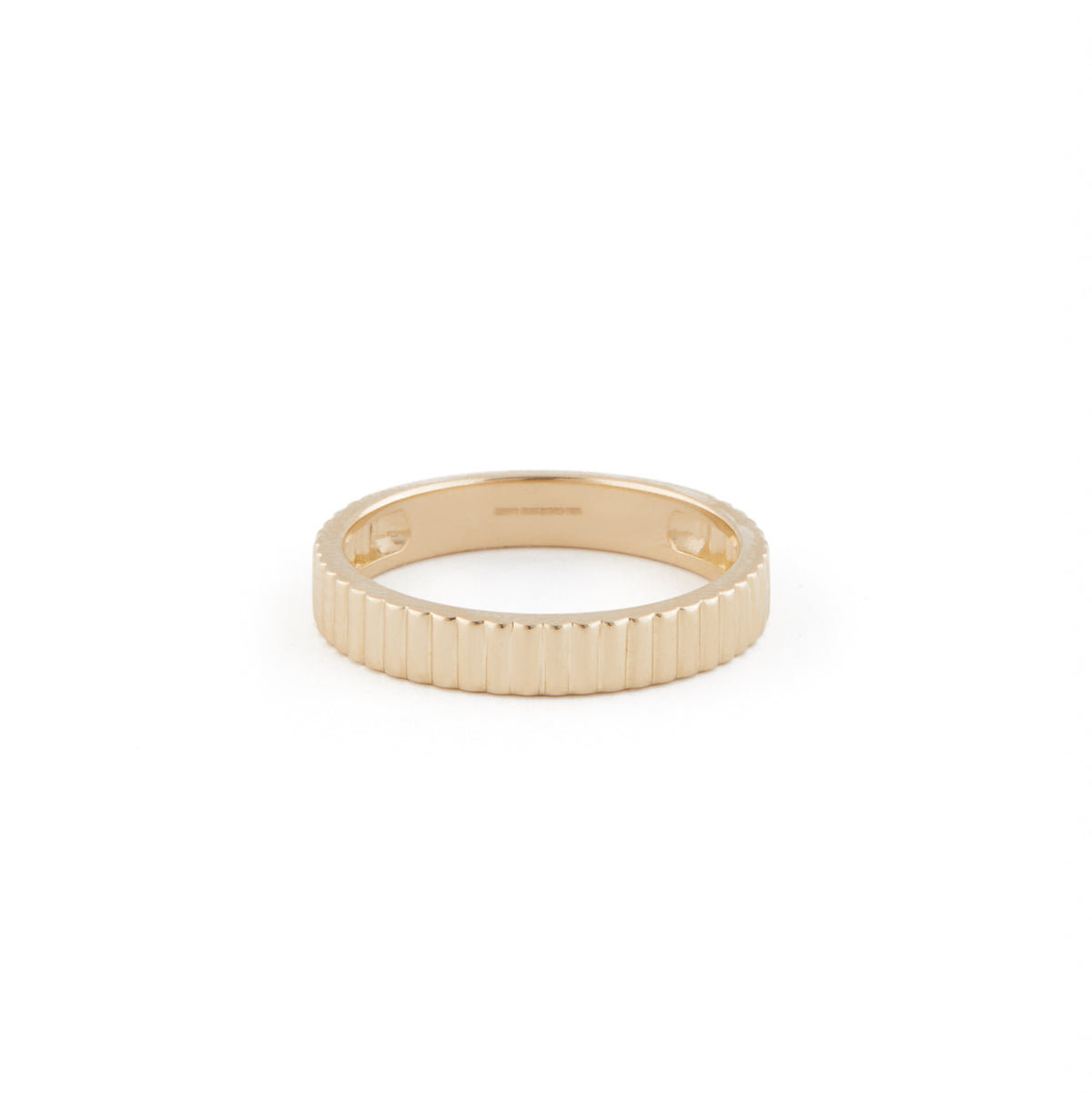 A gold band ring with engraved detailing on a white background. Bague Atelier - Or 10 Carats