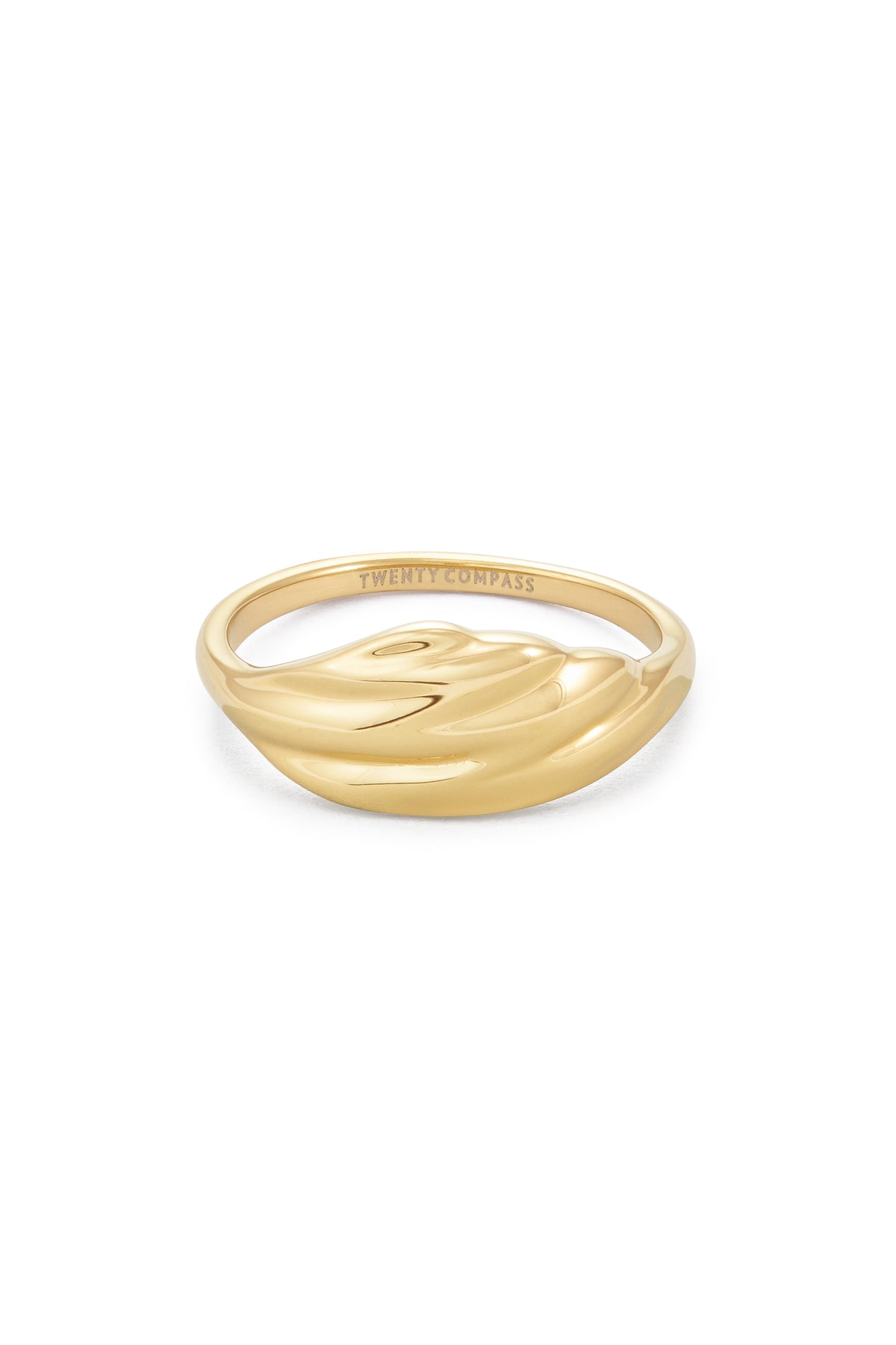 Gold ring with a fluid, wave-like design across the band, on a white background Bague Allure - Or